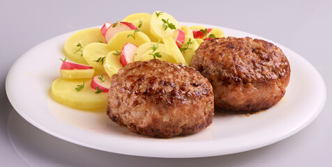 Frikadellen.mit Kartoffeln