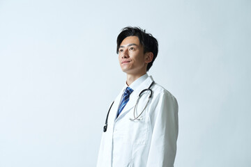 白衣を着た若い日本人医師のポートレート