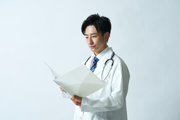白衣を着た若い日本人医師のポートレート