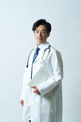 白衣を着た若い日本人医師のポートレート