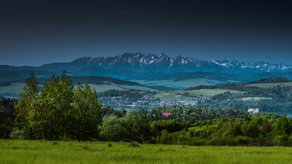 Widok na Tatry z wielkiej polany widokowej.