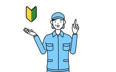 若葉マークを示す帽子と作業着姿のシニア女性（経営者、管理職、上司）