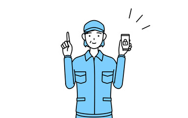 スマホのセキュリティ対策をする帽子と作業着姿のシニア女性（経営者、管理職、上司）