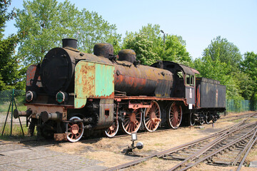 Obraz premium an old, rusty train at the station