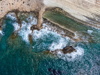 Vue de rocher sur les bords la côte dans la région de Paphos à Chypre