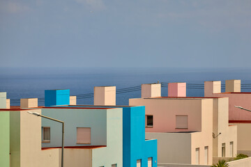 Interessante Architektur - Kantige und Bunte Häuser mit Meer im Hintergrund