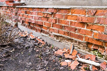 Brick wall failure due to low quality construction material