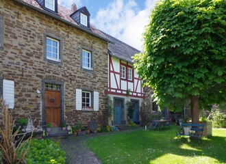 Ein malerischer Bauernhof in Mörz in der Eifel, teilweise in Fachwerk und teilweise in...