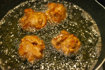 鳥の唐揚げを油で揚げてるシーン