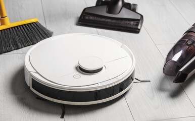 A set for cleaning with a robot vacuum cleaner, a battery vacuum cleaner and a brush. Choose the product to clean. Lifestyle.	
