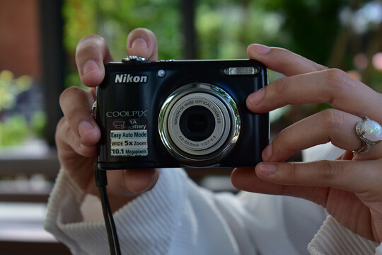 Cameras for photography are Nikon compact cameras. for professional photography.It is a clear and popular camera, taking pictures at the beach, Rayong. Recorded on April 18, 2023 in Rayong, Thailand.