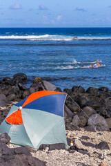 Parasol de plage et nageurs à l’Etang-Salé, île de la Réunion 