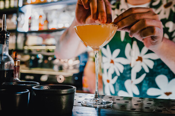 man hand bartender making cocktail in glass on the bar counter
