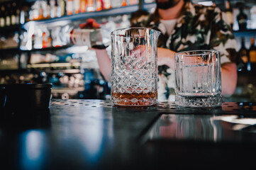 man hand bartender making cocktail in glass on the bar counter