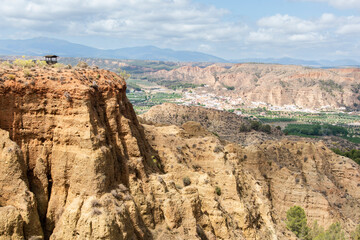 Fototapeta na wymiar Paisaje desértico con formaciones montañosas de badlands en el Geoparque de Granada, España