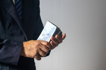 Investors are counting banknotes in their hands.