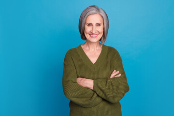 Photo of friendly positive nice woman with bob hairstyle dressed khaki sweater smiling arms crossed...