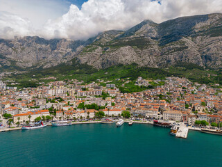 Fototapeta na wymiar Makarska in Kroatien - Dalmatien - von oben