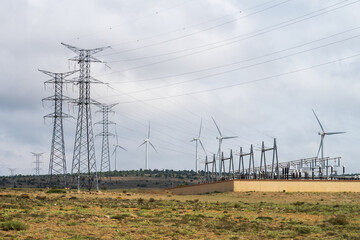 Vista de una subestación eléctrica de un parque eólico y la línea de evacuación eléctrica de...