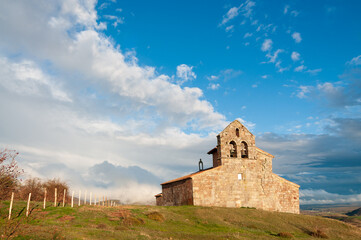 Fototapeta premium Vista de la iglesia de San Pedro Apóstol en Villabellaco, Palencia, en la ruta del románico palentino.