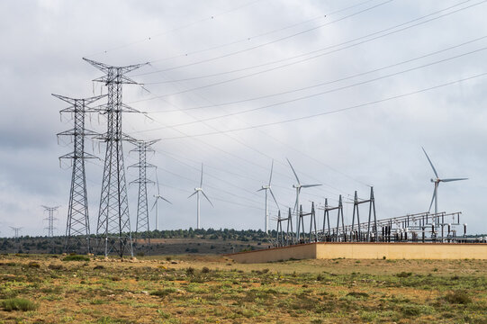 Vista de una subestaci&oacute;n el&eacute;ctrica de un parque e&oacute;lico y la l&iacute;nea de evacuaci&oacute;n el&eacute;ctrica de alta tensi&oacute;n.