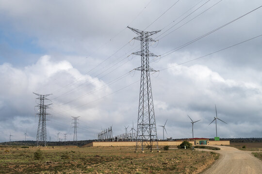 Vista de una subestaci&oacute;n el&eacute;ctrica, aerogeneradores y torres de alta tensi&oacute;n en un parque e&oacute;lico.