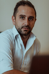 Obraz premium A successful businessman is sitting in his office after a hard day's work