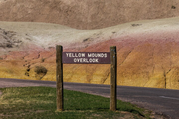 Sign indicating Yellow Mounds Overlook in the Badlands National Park. 
 - obrazy, fototapety, plakaty