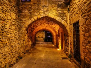 Naklejka premium Peratallada - (nocturna) carrer - Baix Empordà