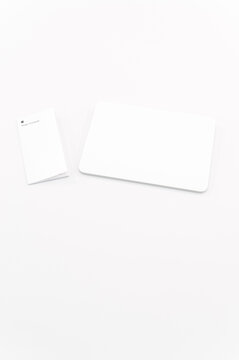 immagine editoriale illustrativa di periferica apple Magic trackpad e libretto illustrativo su superficie bianca