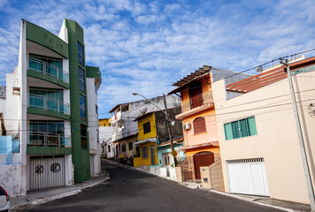Fototapeta na wymiar Centro urbano colorido em Ilhéus, Bahia, Brasil em um ensolarado dia de verão. Construções coloridas e de baixa altura na proximidade da praia.