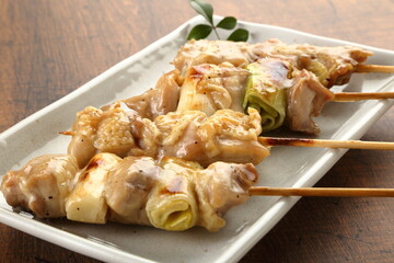 テーブルの焼き鳥　塩だれ　クローズアップ