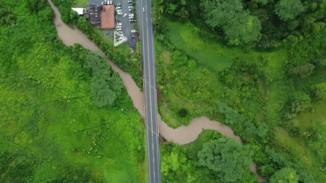 carretera pasando sobre rio 