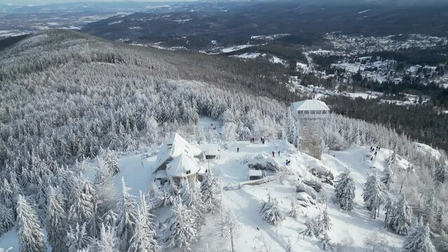 Wysoki Kamień zimą z widokiem na Karkonosze