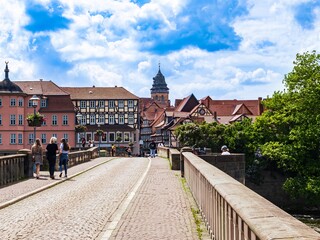 Obraz premium View over the Werra Bridge to the old town of Hann.Münden
