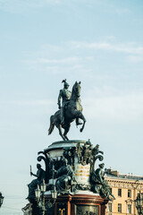 Obraz premium Ancient monument of the emperor on horseback.