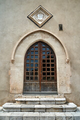 Fototapeta na wymiar Old wooden door to a historic building in the city of Taormina
