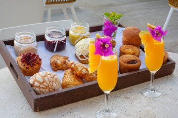 Pan dulce, desayuno y mimosas champagne con jugo de naranja
