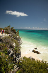 Fototapeta na wymiar beach with sky and sea in cancun