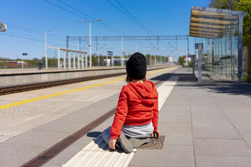 Samotne dziecko na stacji kolejowej