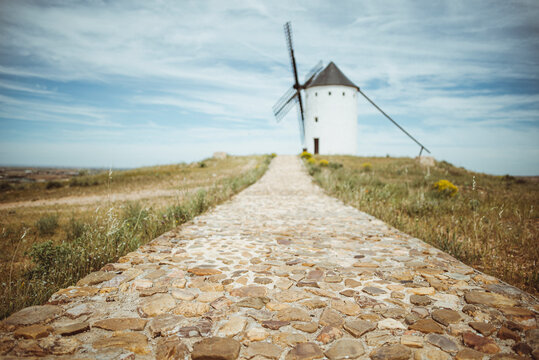 Footpath leading to a traditional whitewashed windmill, Don Quixote's Windmills (Molinos de Viento de Consuegra) Consuegra, Toledo, Castilla la Mancha, Spain