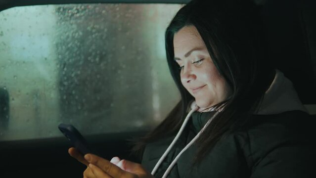 The girl sits in the ato and chats on social networks
