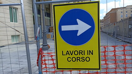 Sign with right arrow to delimit off-road works with the wording "works in progress" in Italian