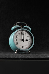 Reloj despertador de mesa azul de los años 80. Fotografía vertical en estudio. Aislada sobre...