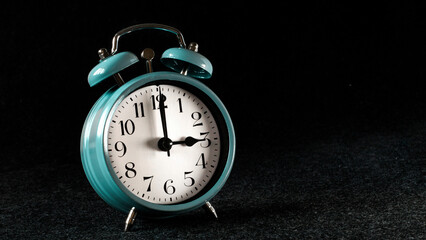 Reloj despertador retro de mesa azul de los años 80. Marcando la hora. Fotografía horizontal...