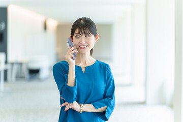 Fototapeta premium オフィスで電話をするビジネスウーマン
