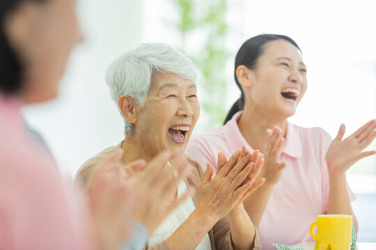 シニア女性と介護士