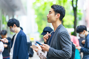 順番待ちに並ぶ男性