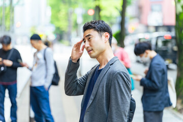 順番待ちに並ぶ男性