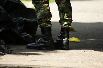 los pies de un soldado caminando en la calle